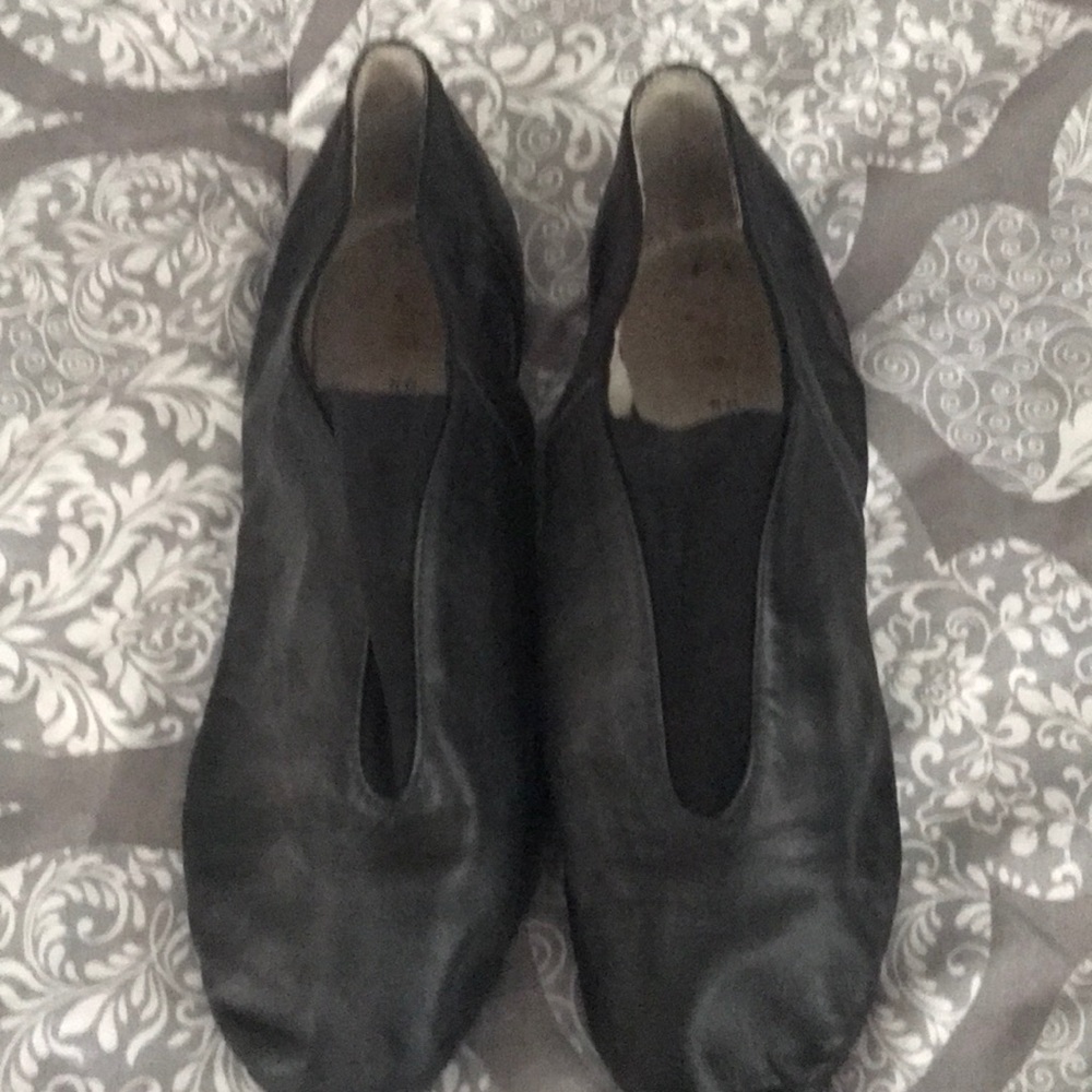 Jazz slip on dance shoe